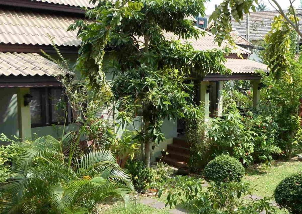 una casa con un jardín delante de ella en Buathong Place, en Lamai