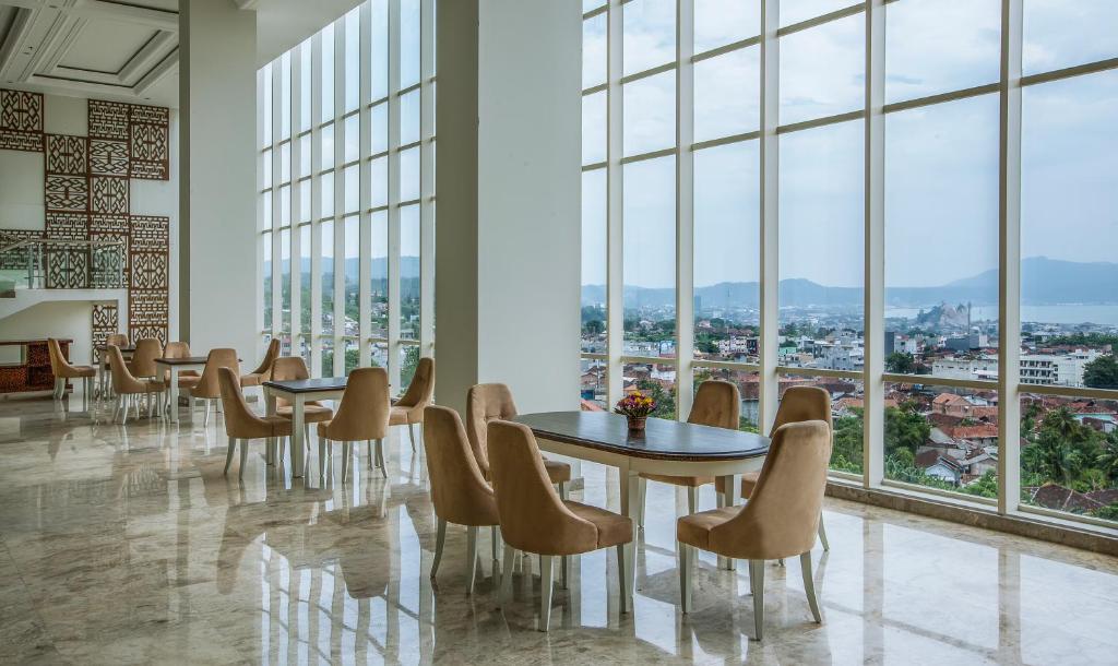 Nespecifikovaný výhled na hory nebo výhled na hory při pohledu z hotelu