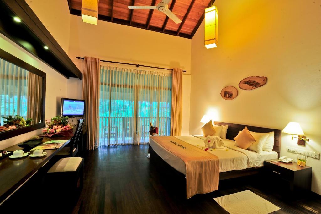 Postel nebo postele na pokoji v ubytování Grand Udawalawe Safari Resort