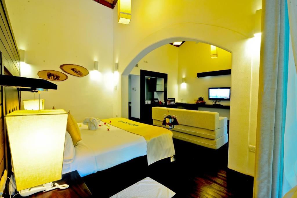Postel nebo postele na pokoji v ubytování Grand Udawalawe Safari Resort
