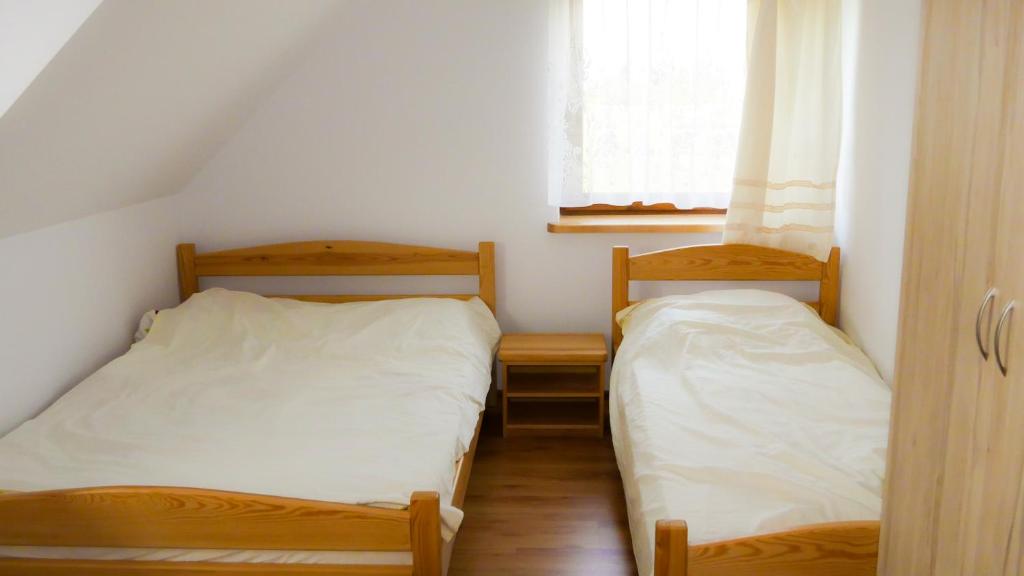 Postel nebo postele na pokoji v ubytování Dom w Głuszynie z linią brzegową