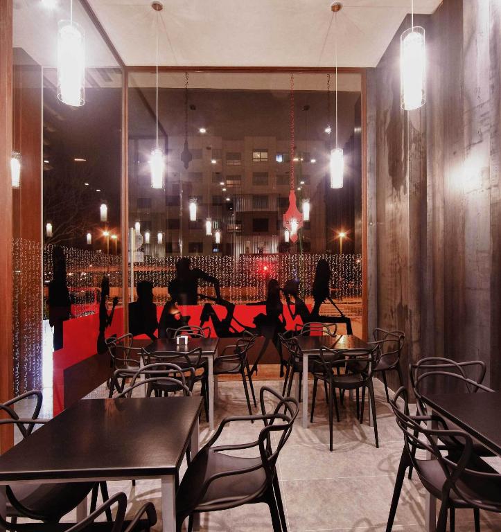 Reštaurácia alebo iné gastronomické zariadenie v ubytovaní Hostal Averroes
