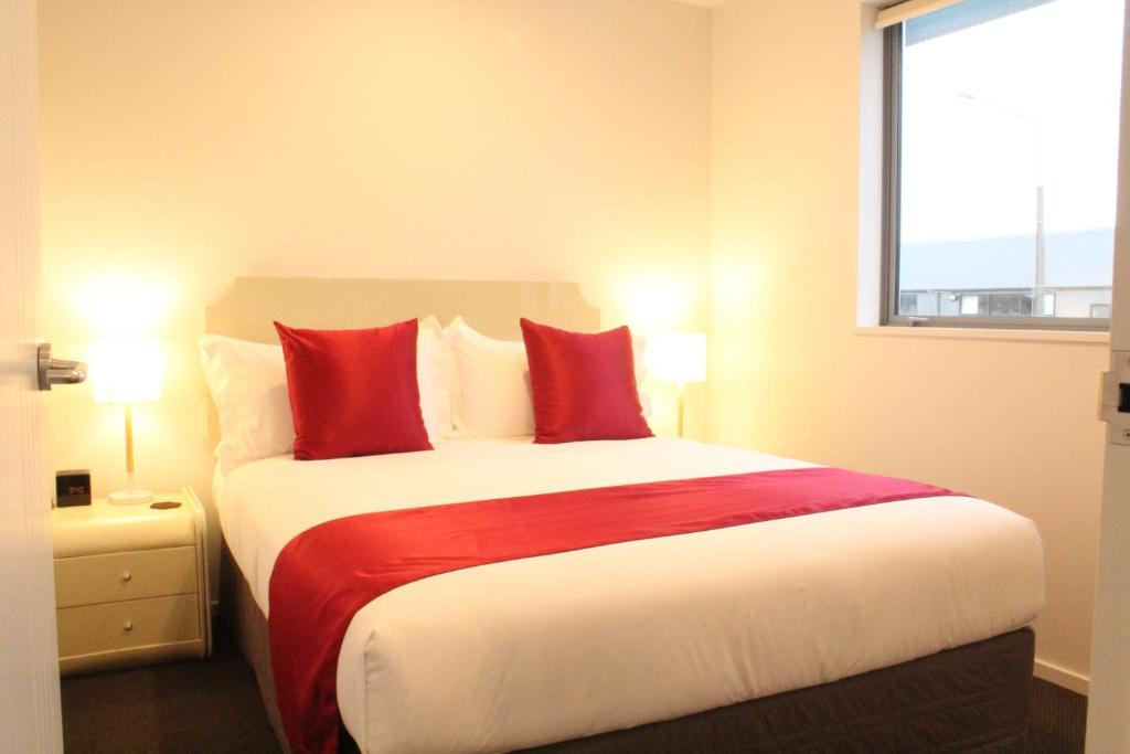 Postel nebo postele na pokoji v ubytování Bealey Plaza Motel