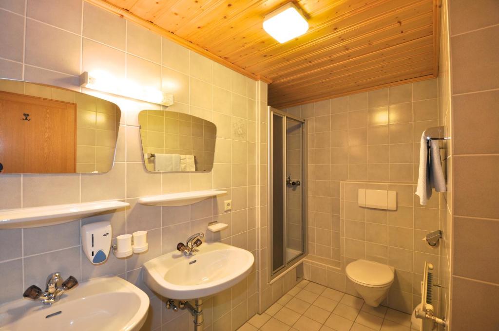 Koupelna v ubytování Garni Mathonerhof
