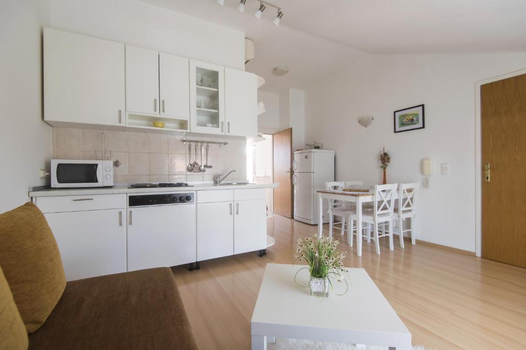 Kuchyň nebo kuchyňský kout v ubytování Apartments Onorina