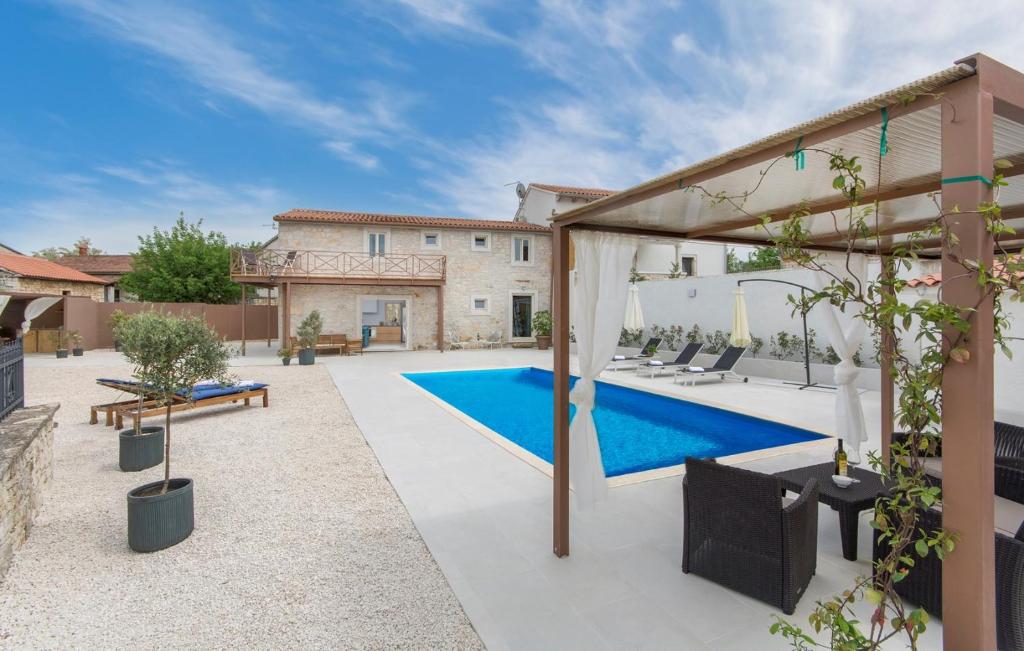 um pátio exterior com uma piscina e uma casa em Villa Famiglia em Selina