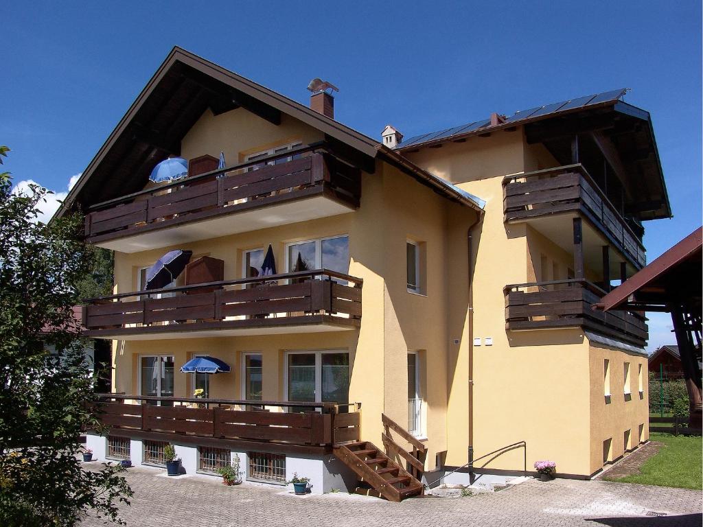 ein Haus mit Balkon an der Seite in der Unterkunft Fellhornhaus Ferienwohnungen in Oberstdorf