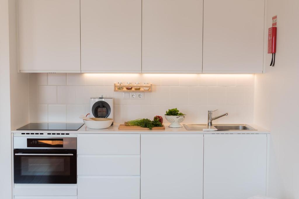 Apartamentos Praça Amarela by Heart of Funchal - 12