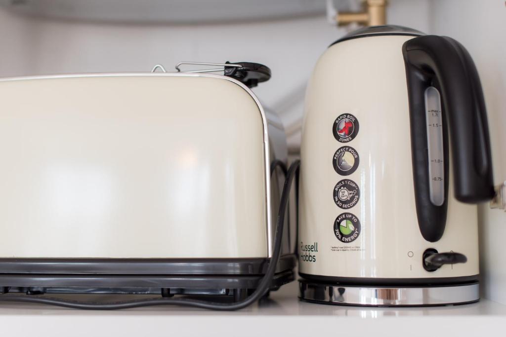 Apartamentos Praça Amarela by Heart of Funchal - 15