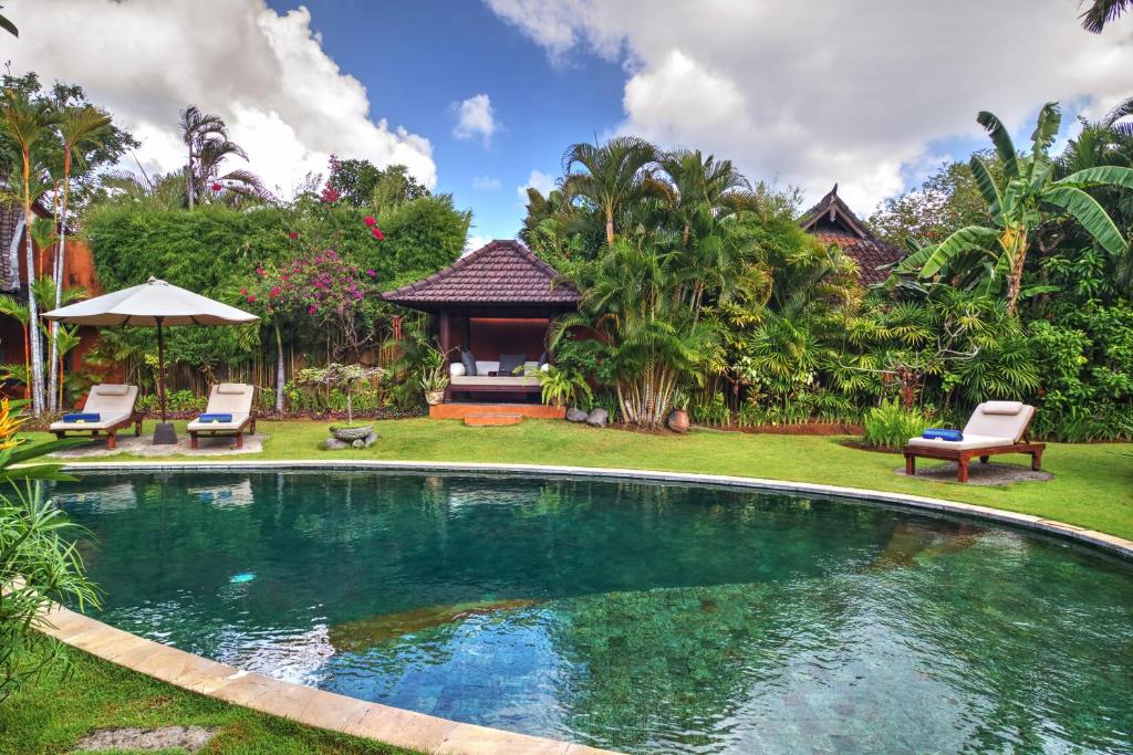 a swimming pool in the yard of a villa at Villa Plawa Asri in Seminyak