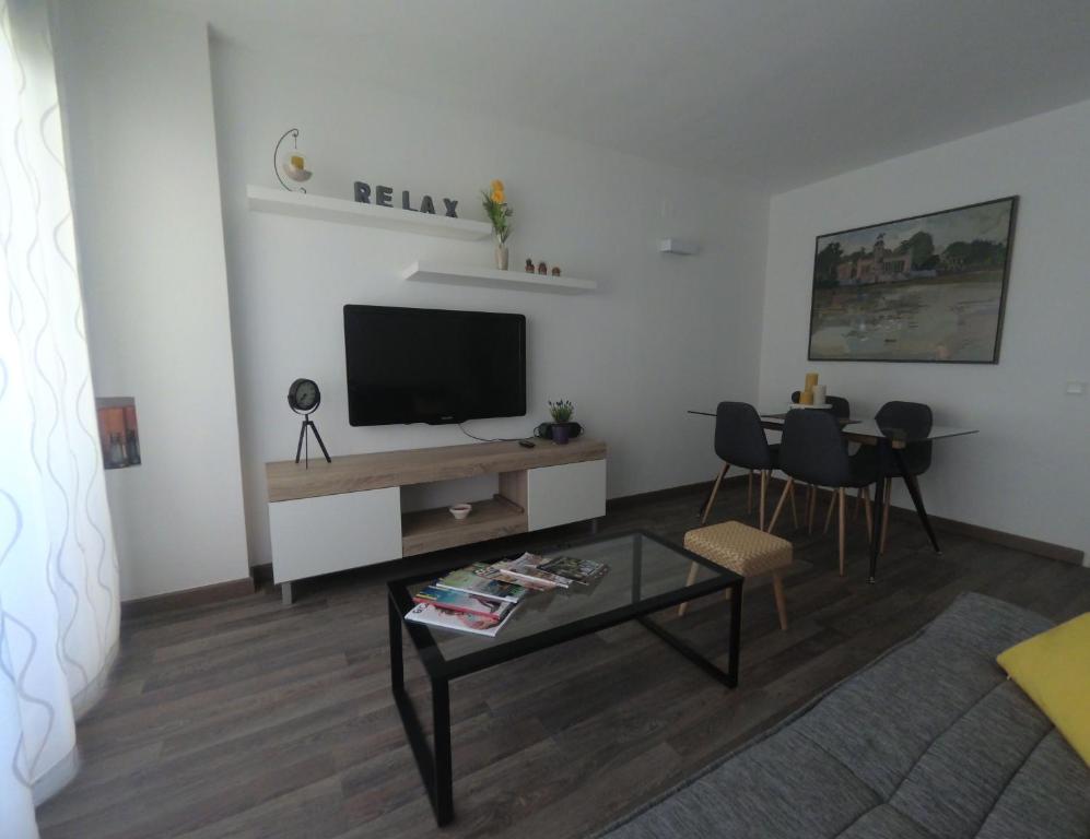 Televízia a/alebo spoločenská miestnosť v ubytovaní Playa y golf La Pineda