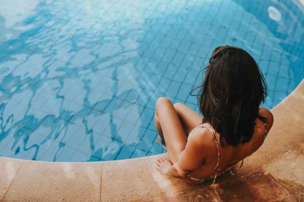 Bazén v ubytování Cnaan Village Boutique Hotel & Spa nebo v jeho okolí