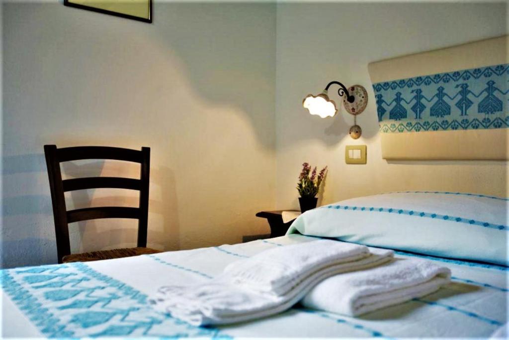 Postel nebo postele na pokoji v ubytování Country House S'Ozzastru