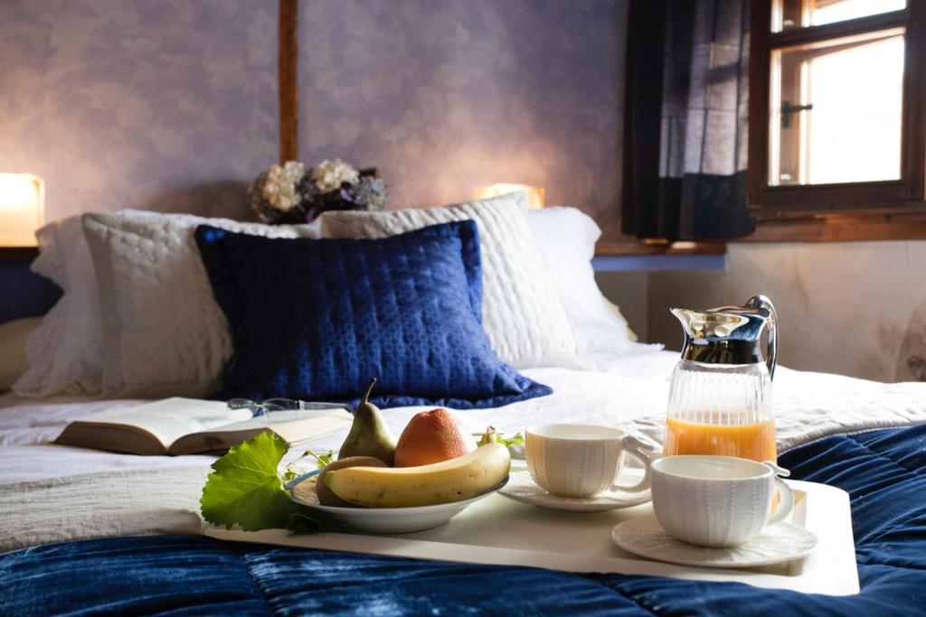 uma mesa com uma bandeja de frutas numa cama em Apartamentos Can Juver em Beceite