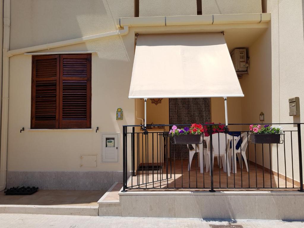 サン・ヴィート・ロ・カーポにあるAppartamento Mazzini 8のバルコニー(椅子2脚、白い色合いのテーブル付)
