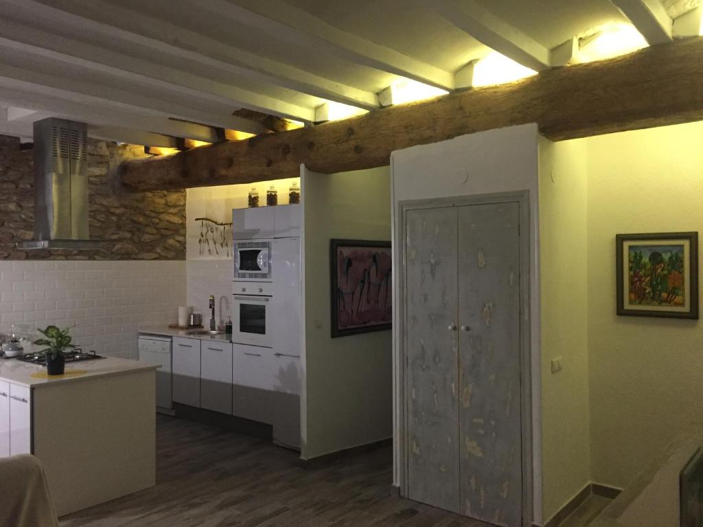 A kitchen or kitchenette at Tutu llar ús turistic