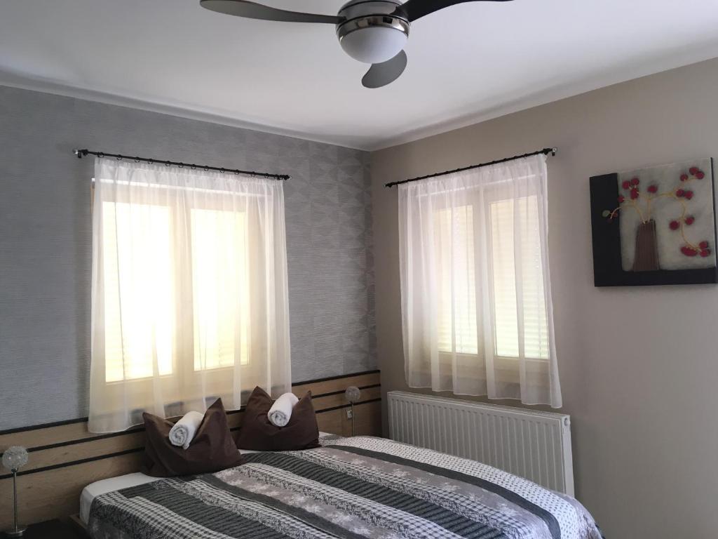 Posteľ alebo postele v izbe v ubytovaní Sétány Apartman