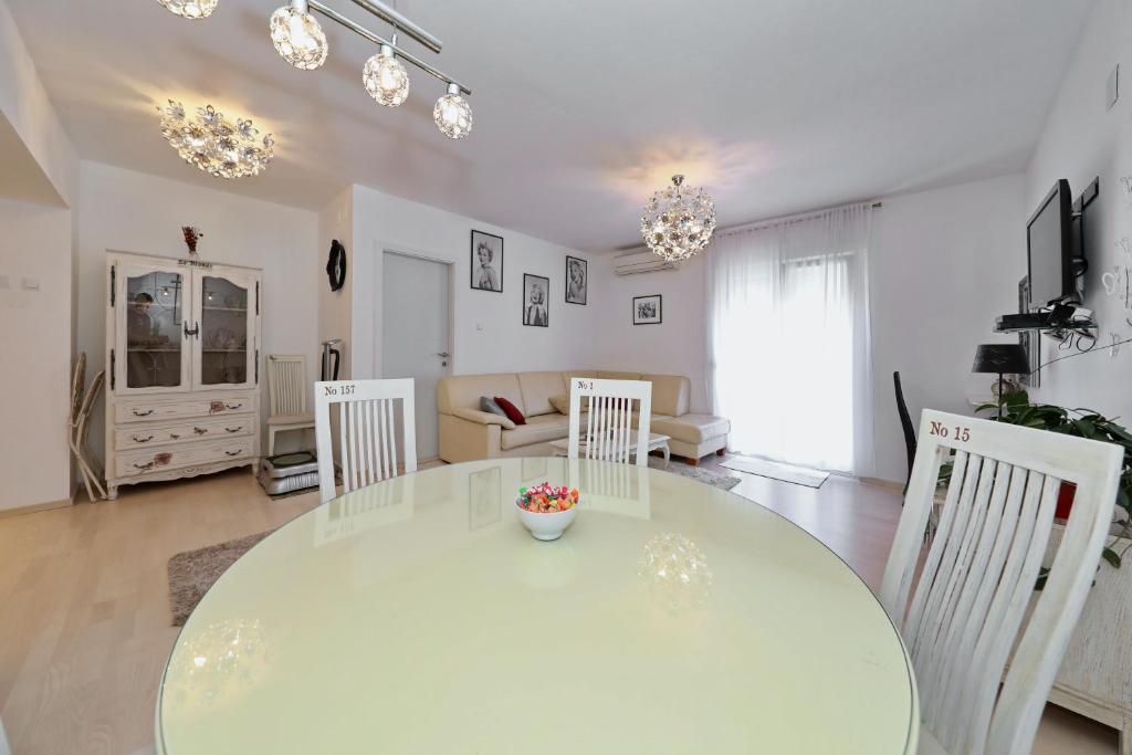 Televízia a/alebo spoločenská miestnosť v ubytovaní Luxury Apartman Rita, Center
