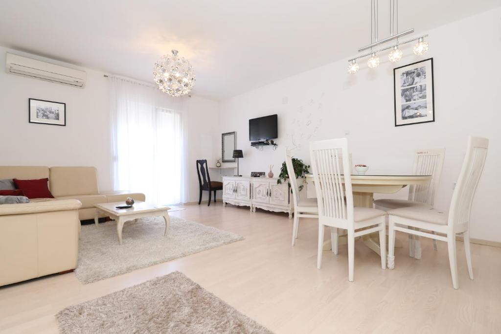 Televízia a/alebo spoločenská miestnosť v ubytovaní Luxury Apartman Rita, Center