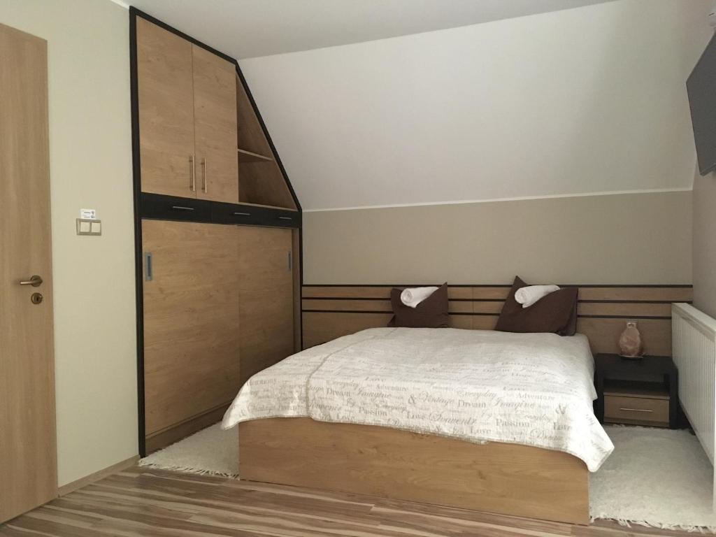 Posteľ alebo postele v izbe v ubytovaní Sétány Apartman