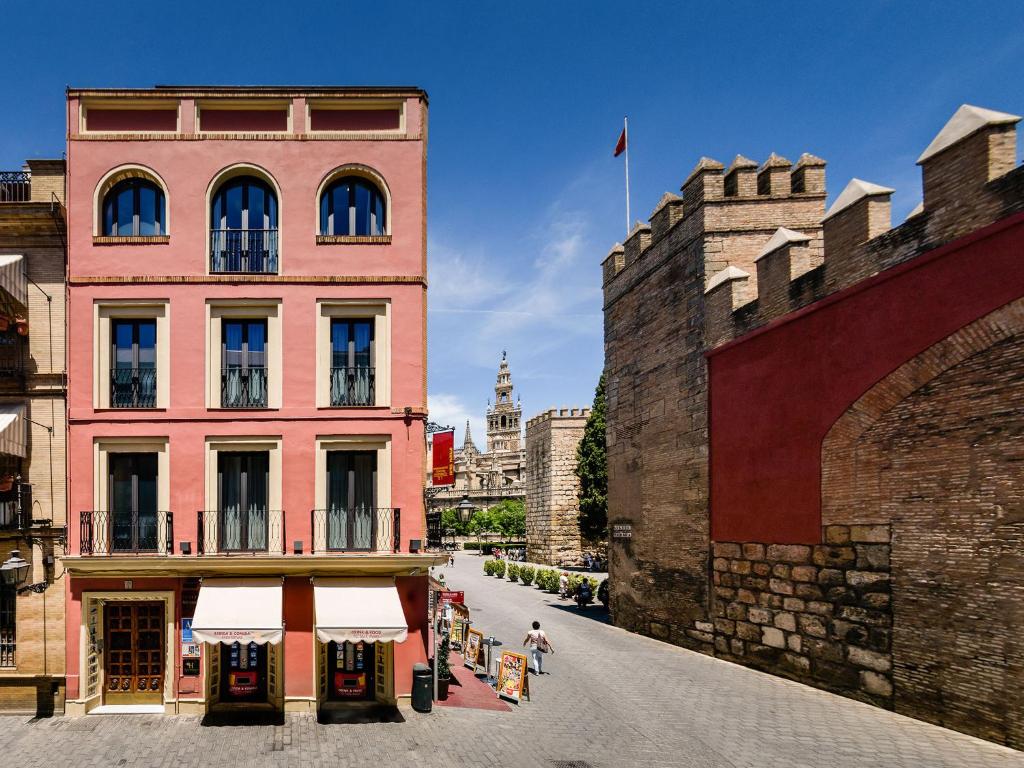 eine Gasse zwischen zwei Gebäuden neben einem Gebäude in der Unterkunft Suites Murillo Alcázar in Sevilla