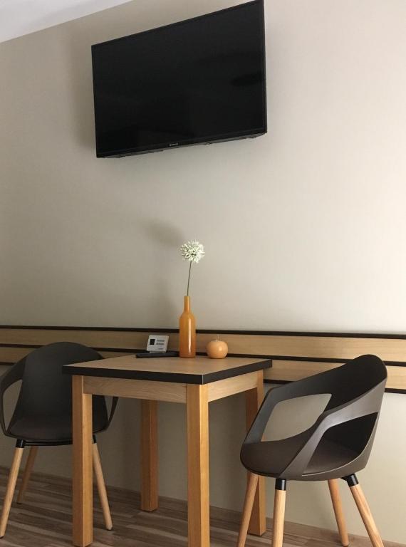 Televízia a/alebo spoločenská miestnosť v ubytovaní Sétány Apartman