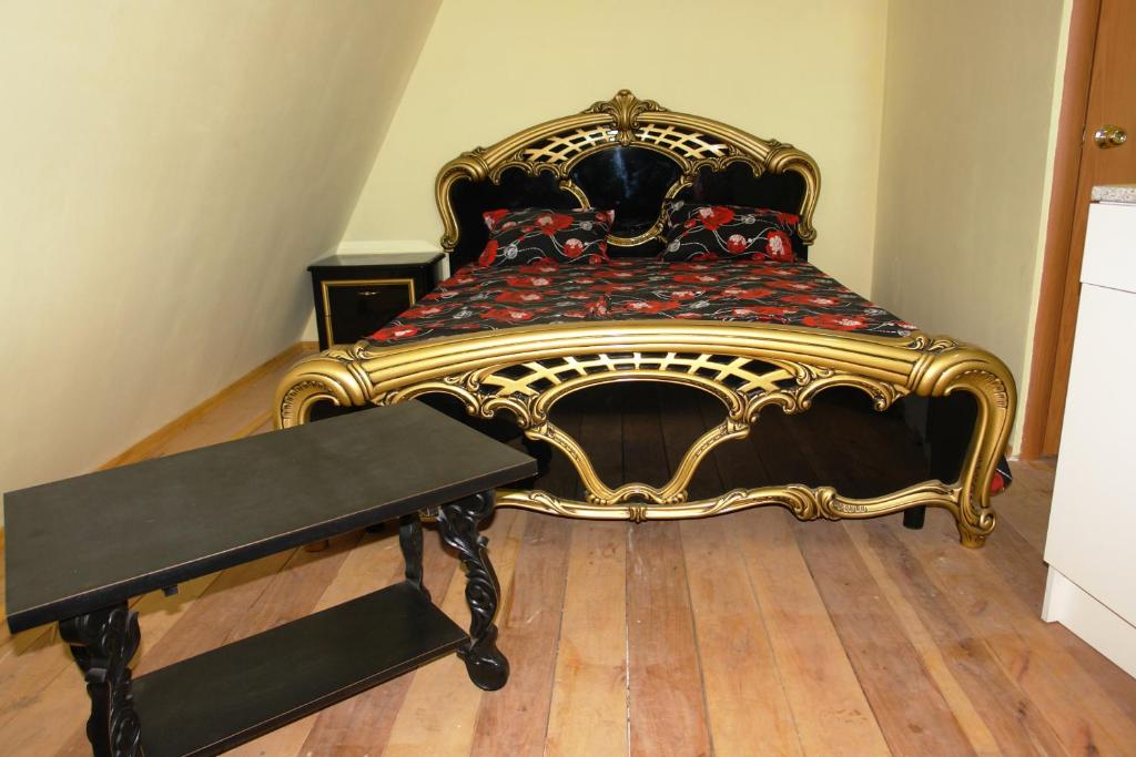 トゥアプセにあるводолейの金と黒のベッドが備わる客室です。