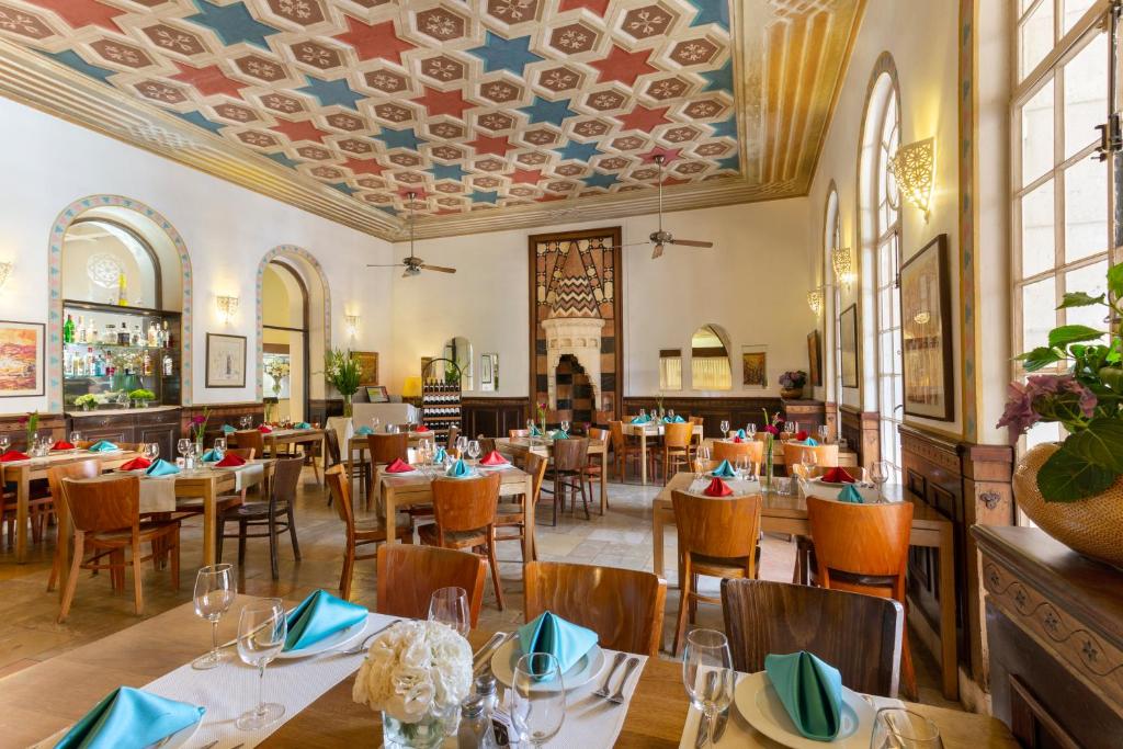 Restaurace v ubytování YMCA Three Arches Hotel