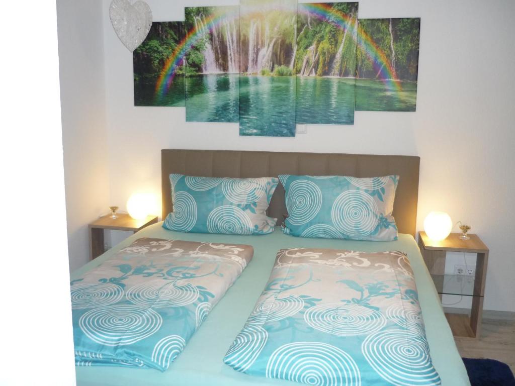ルストにあるCarpe Diemのベッドルーム1室(ベッド1台付)が備わります。壁には絵画が飾られています。