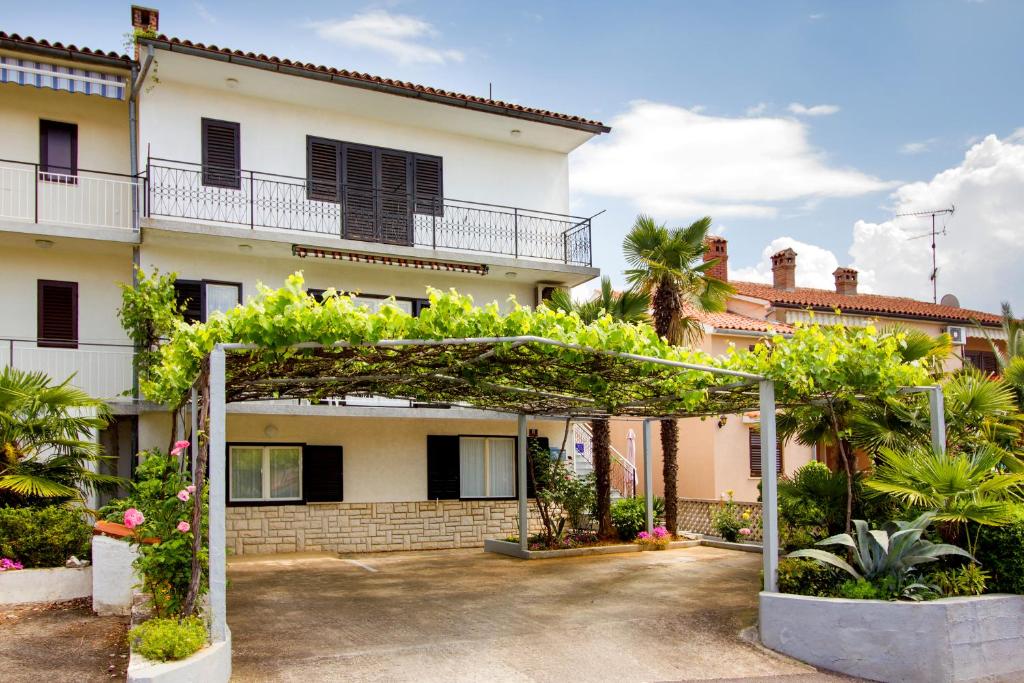 a house with an archway in front of it at Apartment Brle in Poreč