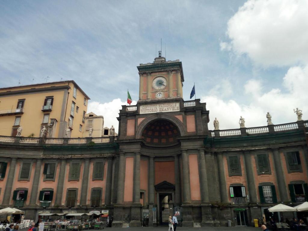 ナポリにあるCiro E Luciaの時計塔のある建物