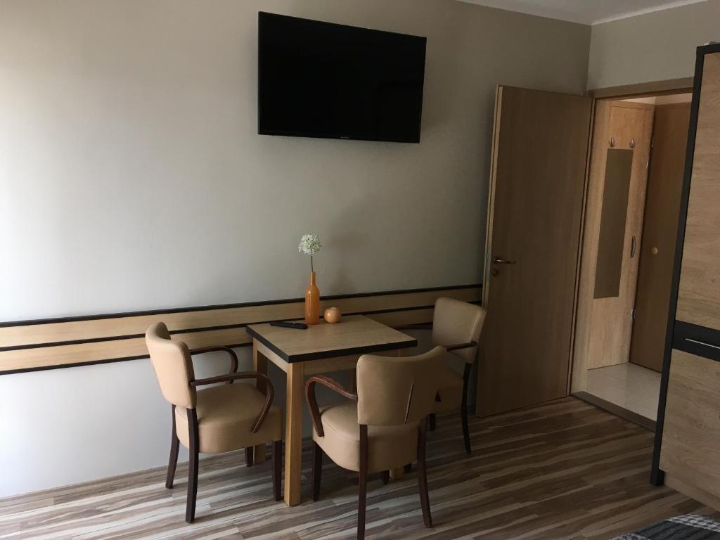 Televízia a/alebo spoločenská miestnosť v ubytovaní Sétány Apartman