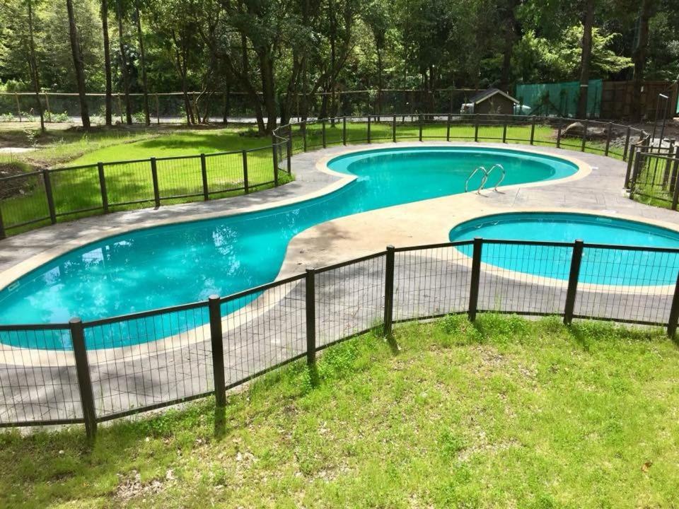 une piscine vide entourée d'une clôture dans l'établissement Departamento Pucon, à Pucón