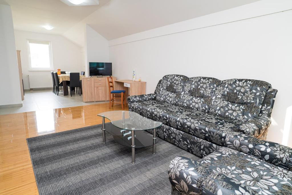 Televízia a/alebo spoločenská miestnosť v ubytovaní Tina Rooms