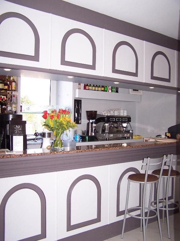 Kuchyň nebo kuchyňský kout v ubytování Logis Hôtel Le Jabron