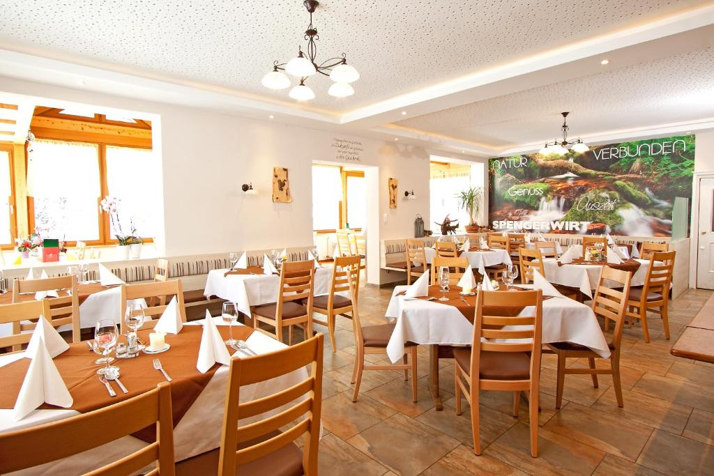 Reštaurácia alebo iné gastronomické zariadenie v ubytovaní Gasthof Spengerwirt