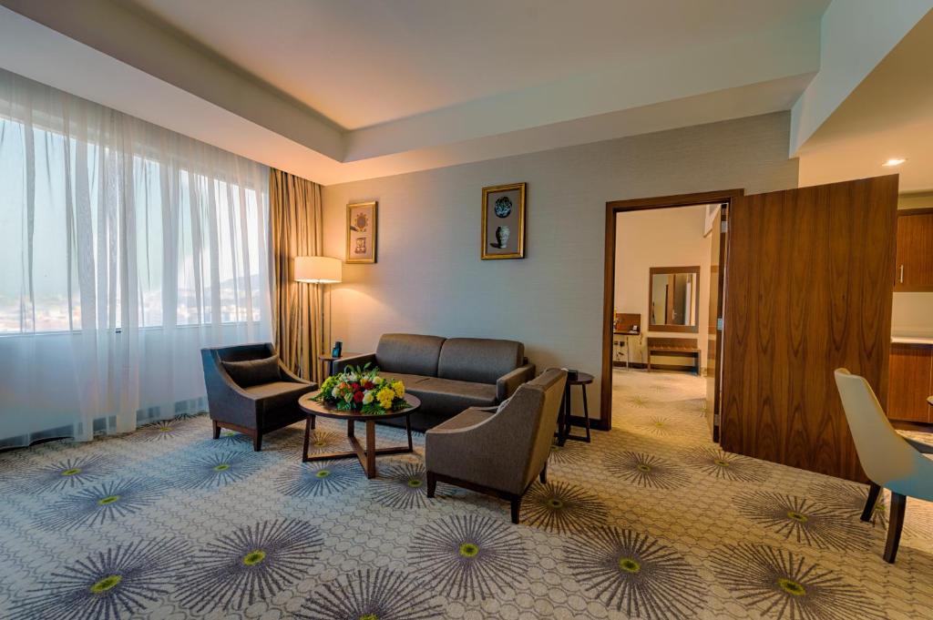 HOLIDAY SUITES AL AZIZIAH