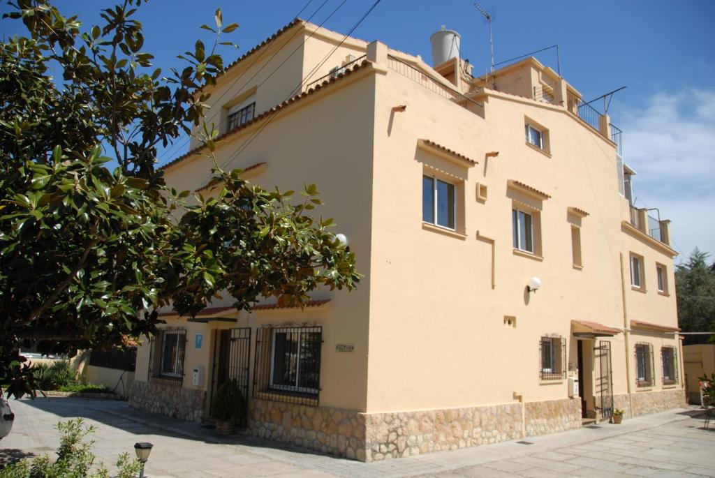 een huis in het midden van een straat bij Hostal El Callejón in Tarragona