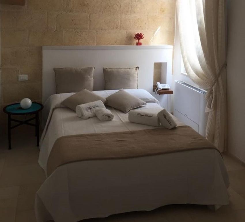 A bed or beds in a room at Palazzo Fiscaiolo