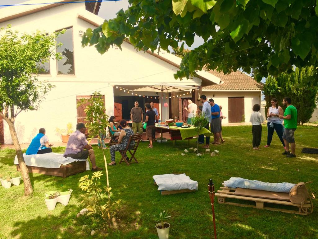 eine Gruppe von Menschen, die im Hof eines Hauses stehen in der Unterkunft Happy Ria House in Chousa Velha