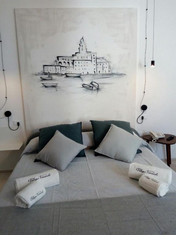 A bed or beds in a room at Palazzo Fiscaiolo