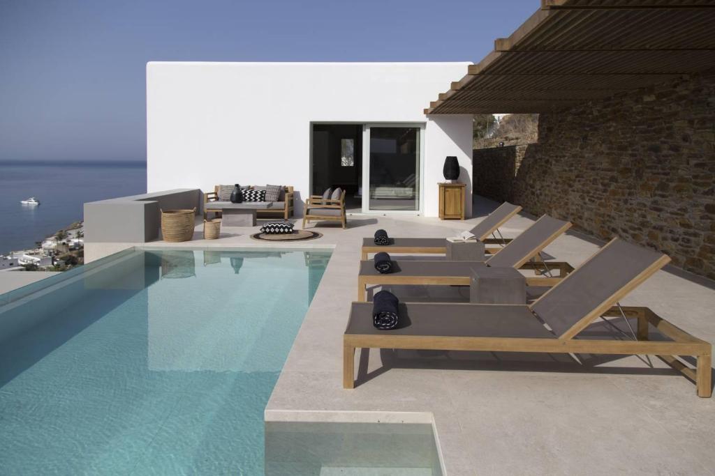 Hide Out Suites - 11