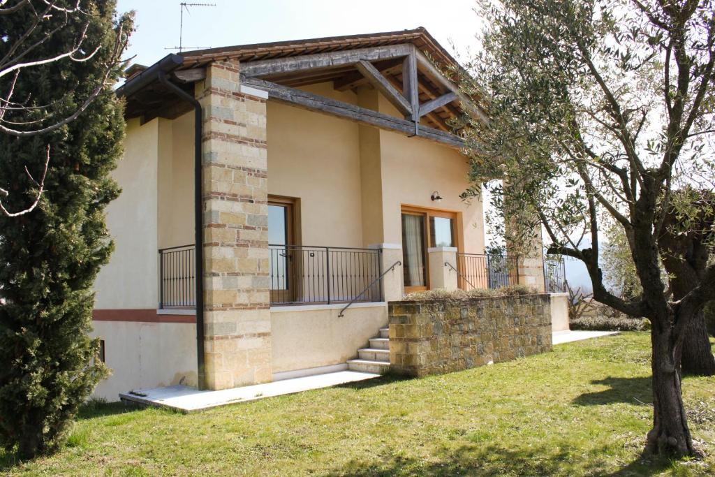 a small house with a balcony on a yard at Agriturismo al Capitello in Asolo