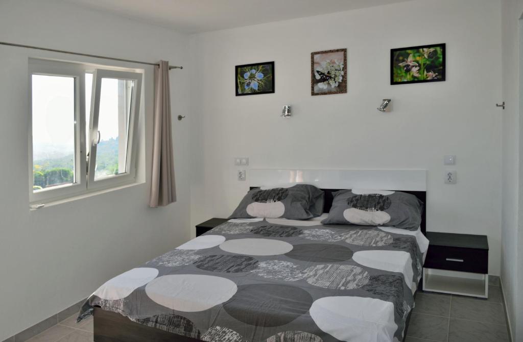 Postel nebo postele na pokoji v ubytování B&B On The Rocks