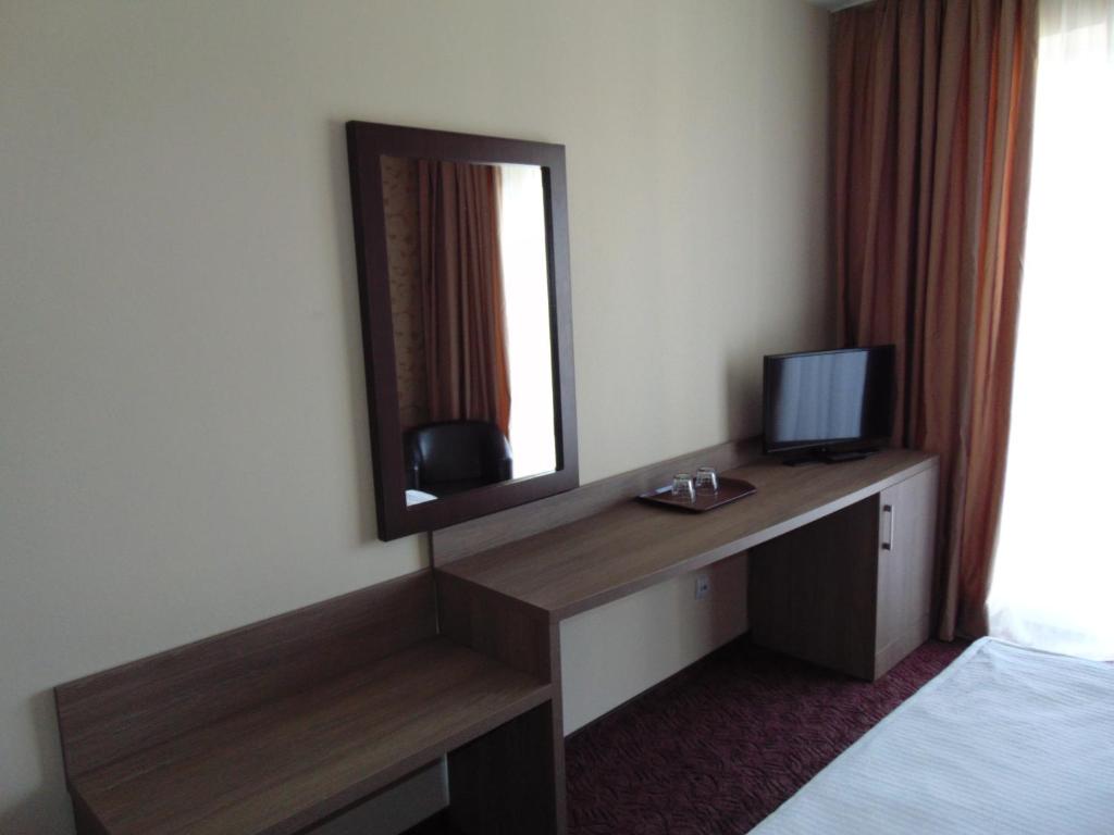 TV a/nebo společenská místnost v ubytování Hotel Holiday