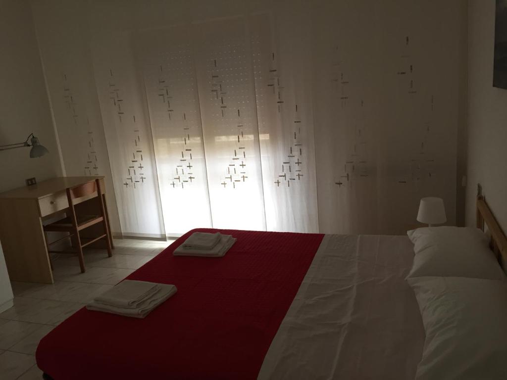 una camera con un letto rosso e bianco e una finestra di Appartamento Belvedere a Chieti