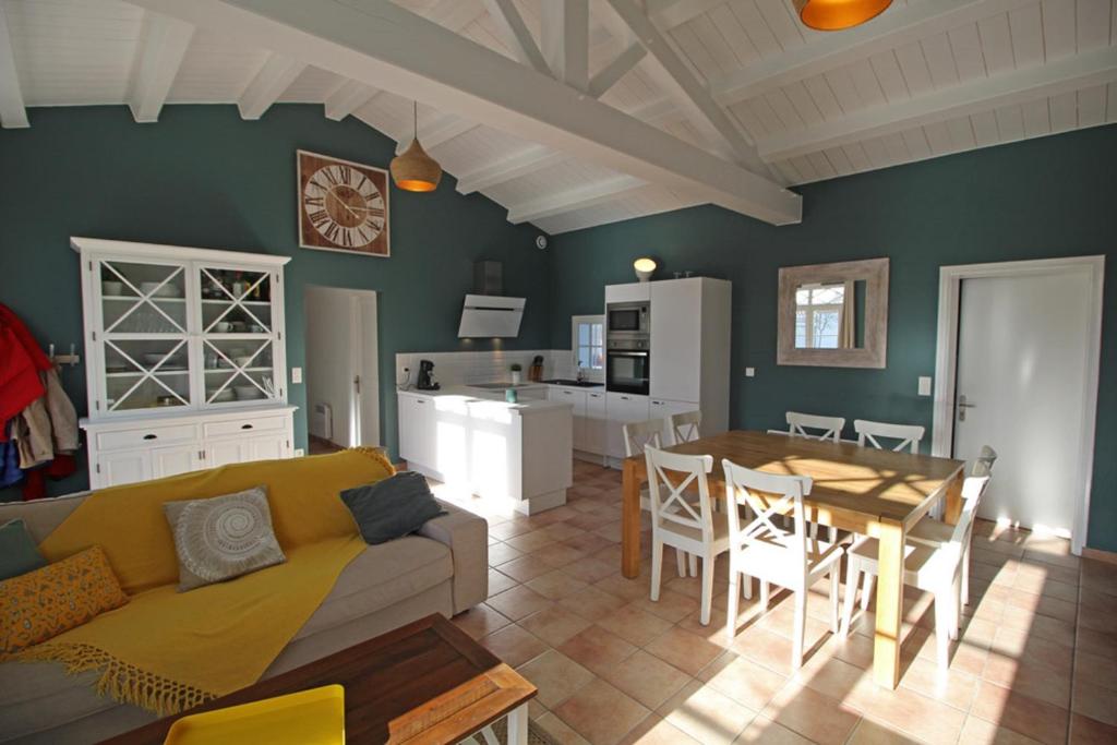 a living room with a couch and a table at Résidence La Chaize in Noirmoutier-en-l'lle