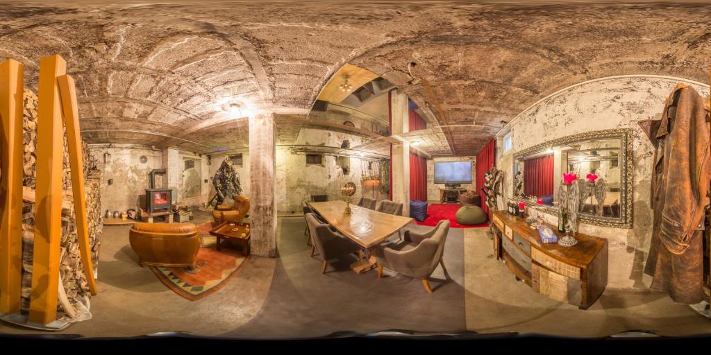 ein Wohnzimmer mit einem Tisch und Stühlen in einer Höhle in der Unterkunft Carli's Base Camp in Friedrichshafen