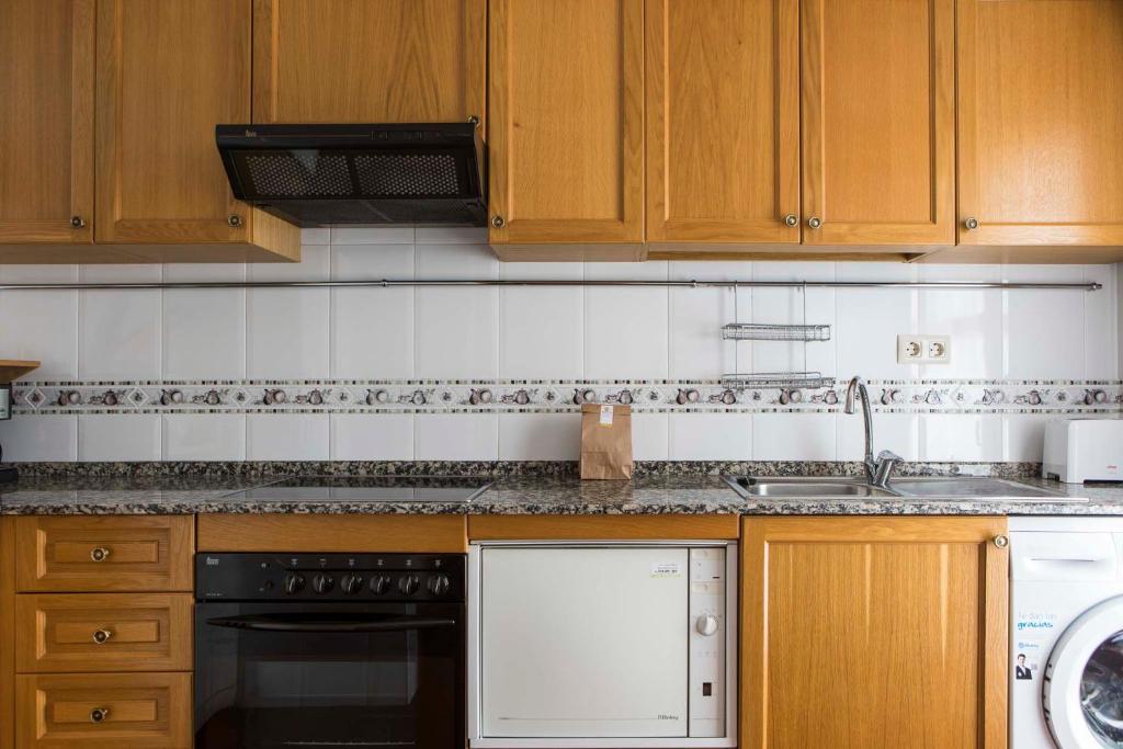 Kuchyň nebo kuchyňský kout v ubytování Apartamento en Benasque Casa Siñantonio - InmoCyma
