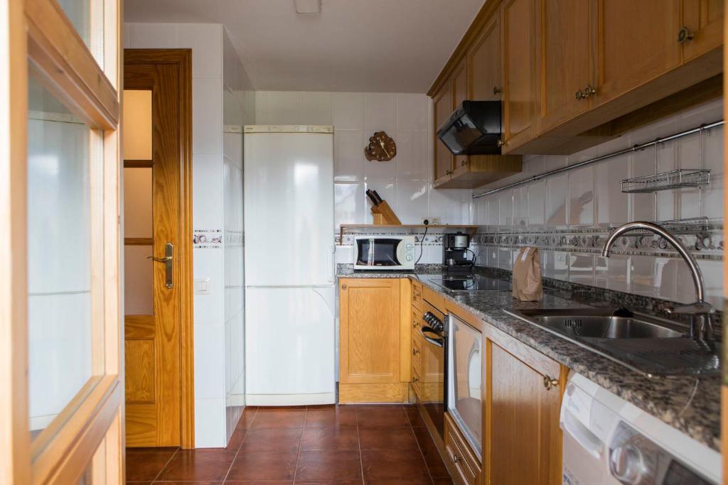 Kuchyň nebo kuchyňský kout v ubytování Apartamento en Benasque Casa Siñantonio - InmoCyma